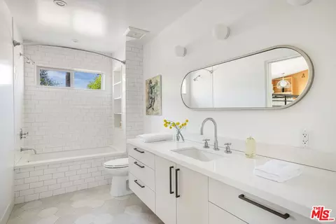 Bath - 644 Brooks Ave, Venice, CA 90291 photo 4 of 9