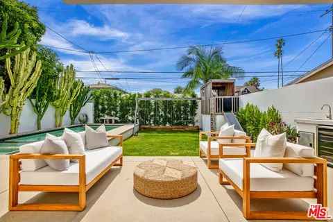 Exterior - 644 Brooks Ave, Venice, CA 90291 photo 3 of 13