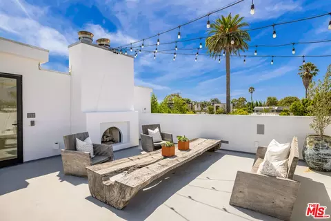 Exterior - 644 Brooks Ave, Venice, CA 90291 photo 4 of 13