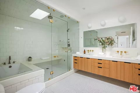 Bath - 644 Brooks Ave, Venice, CA 90291 photo 1 of 9