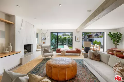 Living - 644 Brooks Ave, Venice, CA 90291 photo 4 of 7