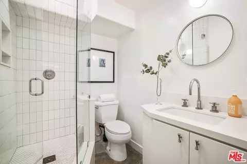 Bath - 644 Brooks Ave, Venice, CA 90291 photo 9 of 9