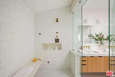 Bath - 644 Brooks Ave, Venice, CA 90291 photo 7 of 9