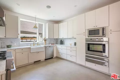 Kitchen - 644 Brooks Ave, Venice, CA 90291 photo 6 of 7