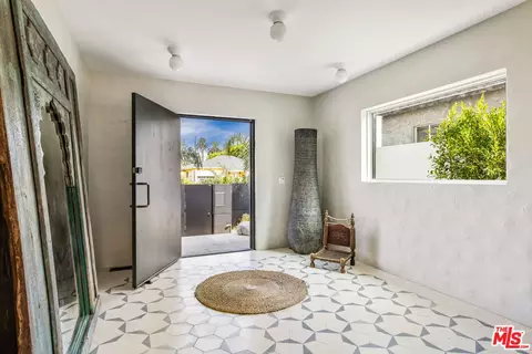 Entry Way - 644 Brooks Ave, Venice, CA 90291 photo 3 of 5