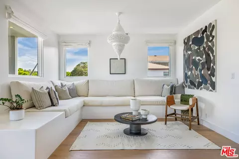 Living - 644 Brooks Ave, Venice, CA 90291 photo 6 of 7