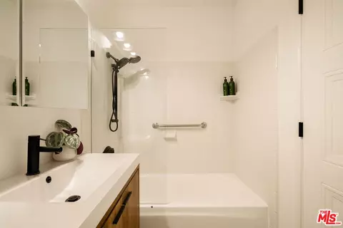 Bath - 10638 Samoa Ave, Tujunga, CA 91042 photo 2 of 2