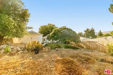 Exterior - 10638 Samoa Ave, Tujunga, CA 91042 photo 5 of 8