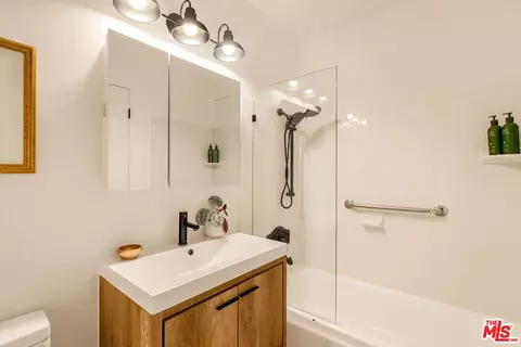 Bath - 10638 Samoa Ave, Tujunga, CA 91042 photo 1 of 2