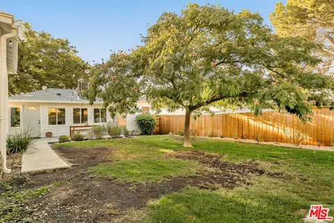 Exterior - 10638 Samoa Ave, Tujunga, CA 91042 photo 4 of 8