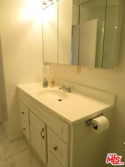 Bath - 719 E 154th St, Compton, CA 90220 photo 2 of 2