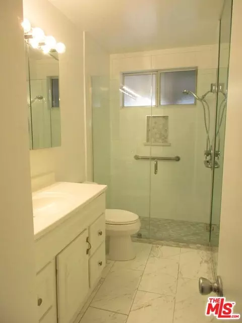 Bath - 719 E 154th St, Compton, CA 90220 photo 1 of 2
