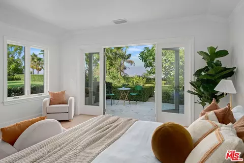 Bedroom - 3428 Wrightview Dr, Studio City, CA 91604 photo 4 of 6