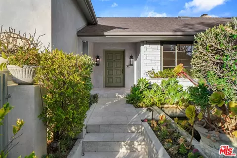 Exterior - 3428 Wrightview Dr, Studio City, CA 91604 photo 10 of 18