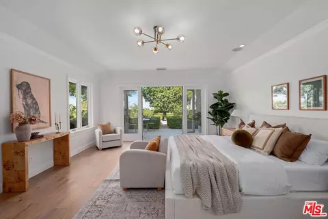 Bedroom - 3428 Wrightview Dr, Studio City, CA 91604 photo 3 of 6