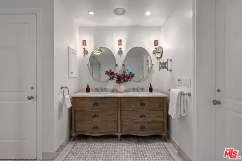 Bath - 3428 Wrightview Dr, Studio City, CA 91604 photo 3 of 4