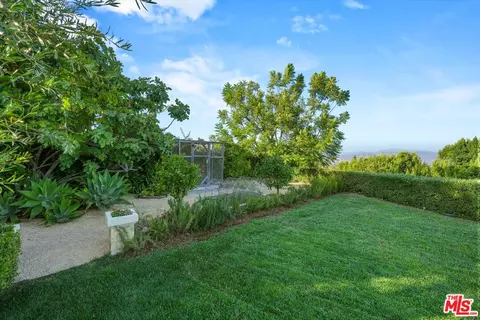 Exterior - 3428 Wrightview Dr, Studio City, CA 91604 photo 14 of 18