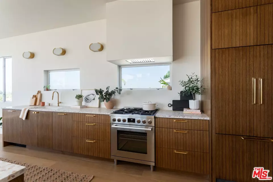 Kitchen - 3908 S Cloverdale Ave, Los Angeles, CA 90008 photo 9 of 11
