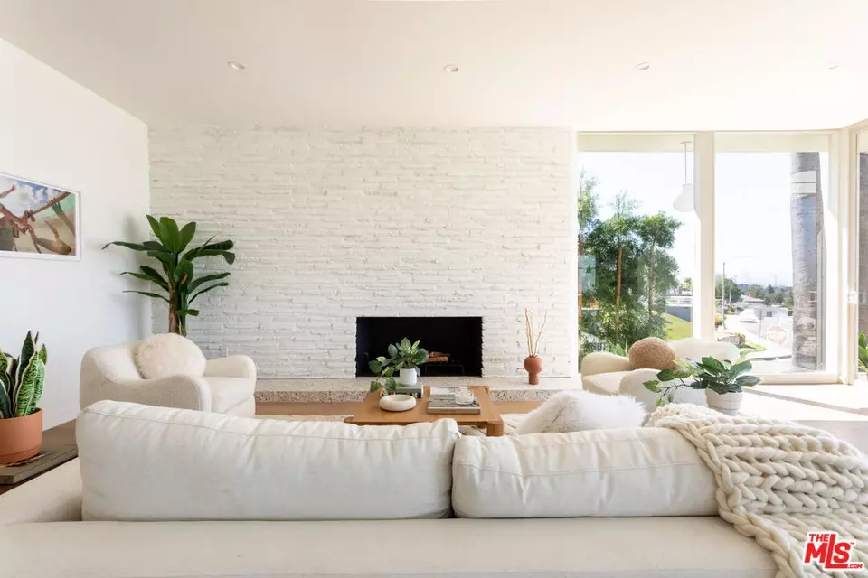 Living - 3908 S Cloverdale Ave, Los Angeles, CA 90008 photo 4 of 8