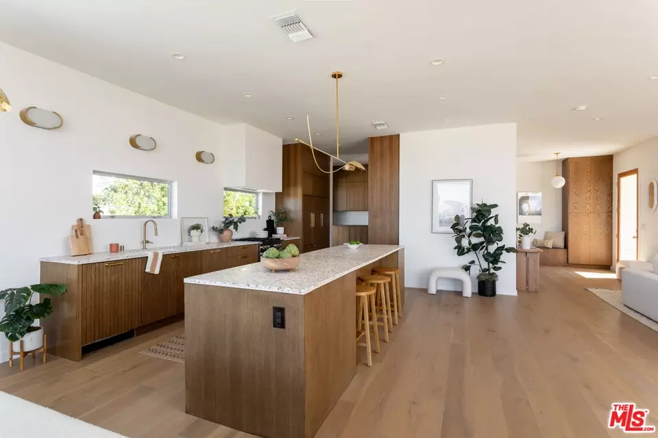 Kitchen - 3908 S Cloverdale Ave, Los Angeles, CA 90008 photo 7 of 11
