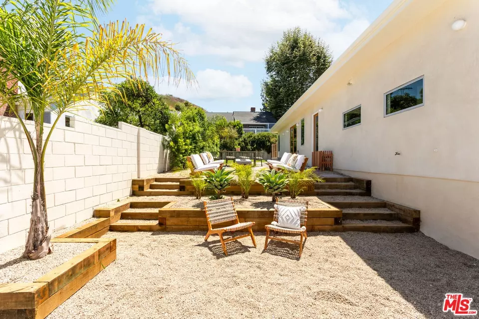 Exterior - 3908 S Cloverdale Ave, Los Angeles, CA 90008 photo 5 of 12