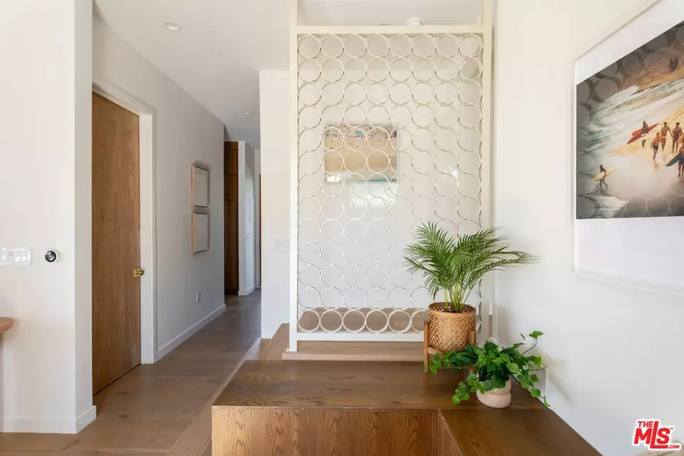 Entry Way - 3908 S Cloverdale Ave, Los Angeles, CA 90008 photo 5 of 6