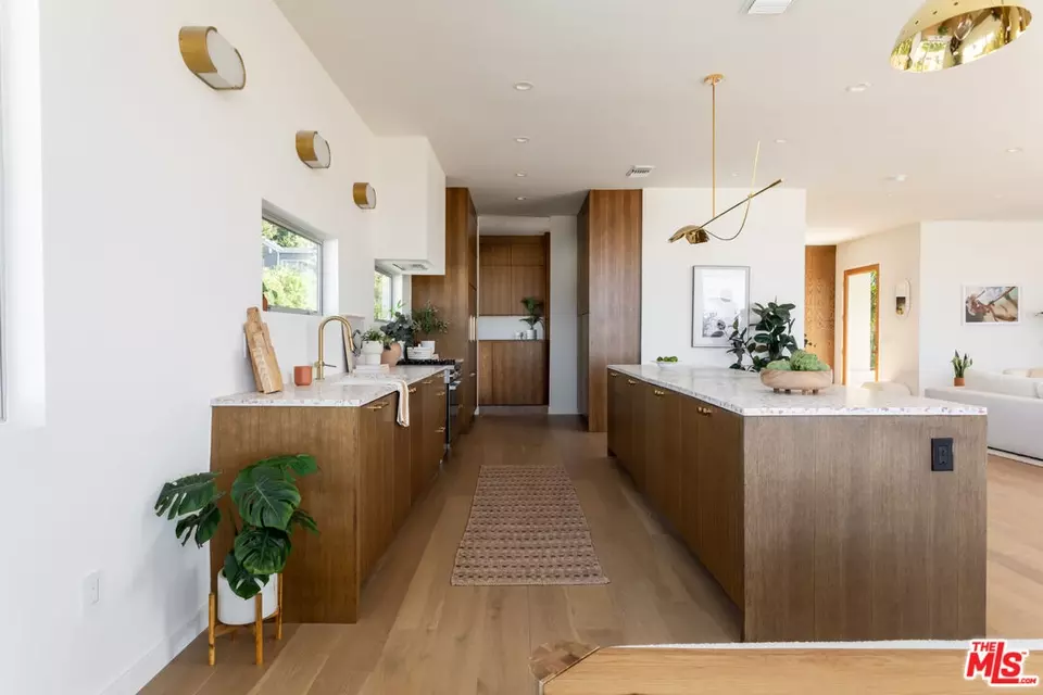 Kitchen - 3908 S Cloverdale Ave, Los Angeles, CA 90008 photo 6 of 11