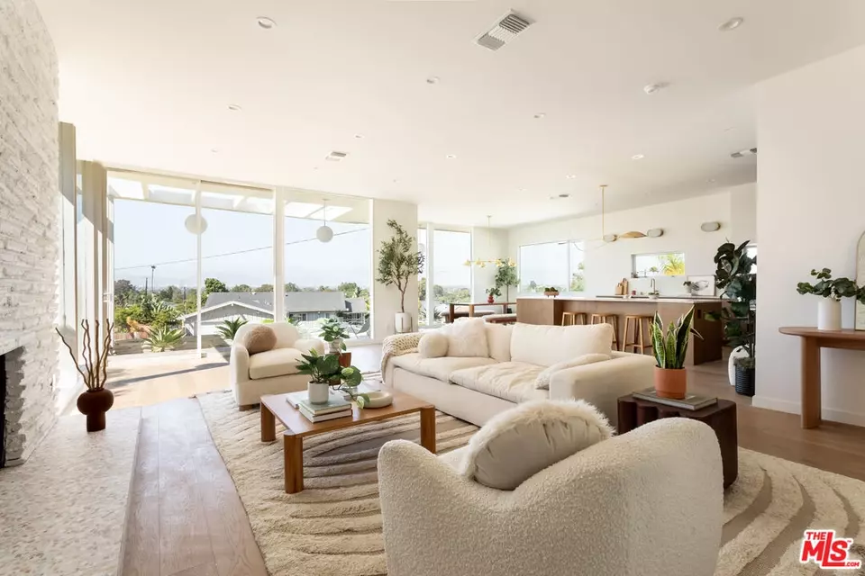 Living - 3908 S Cloverdale Ave, Los Angeles, CA 90008 photo 3 of 8