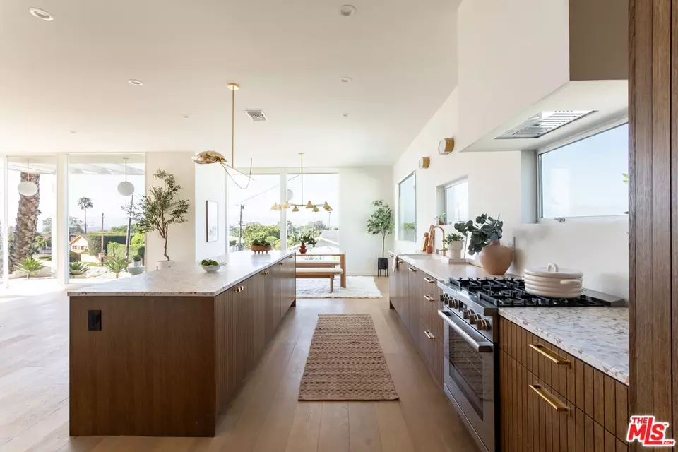 Kitchen - 3908 S Cloverdale Ave, Los Angeles, CA 90008 photo 3 of 11