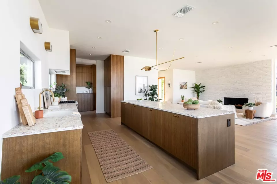Kitchen - 3908 S Cloverdale Ave, Los Angeles, CA 90008 photo 4 of 11