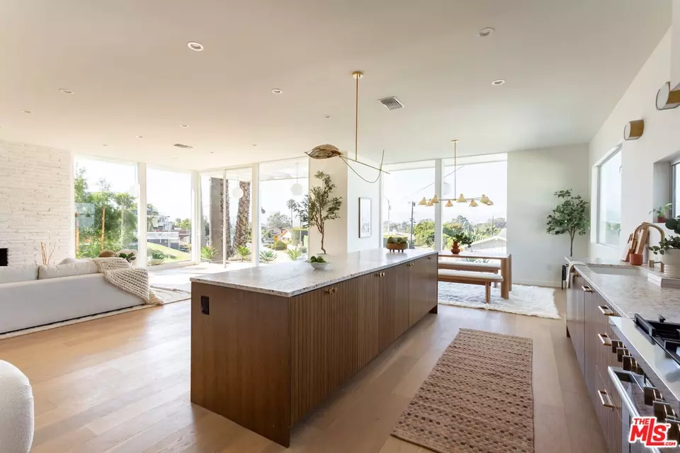 Kitchen - 3908 S Cloverdale Ave, Los Angeles, CA 90008 photo 2 of 11
