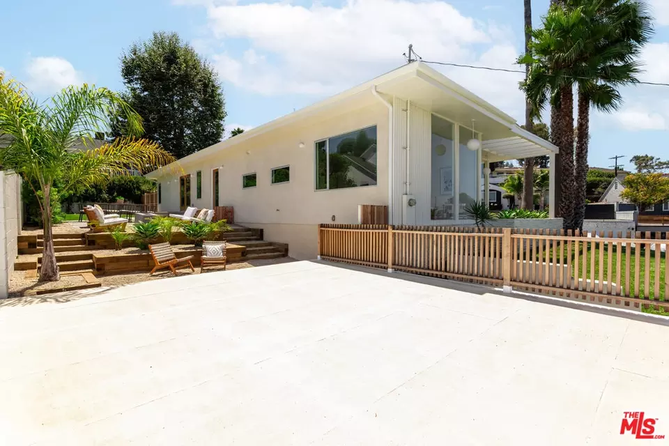 Exterior - 3908 S Cloverdale Ave, Los Angeles, CA 90008 photo 9 of 12