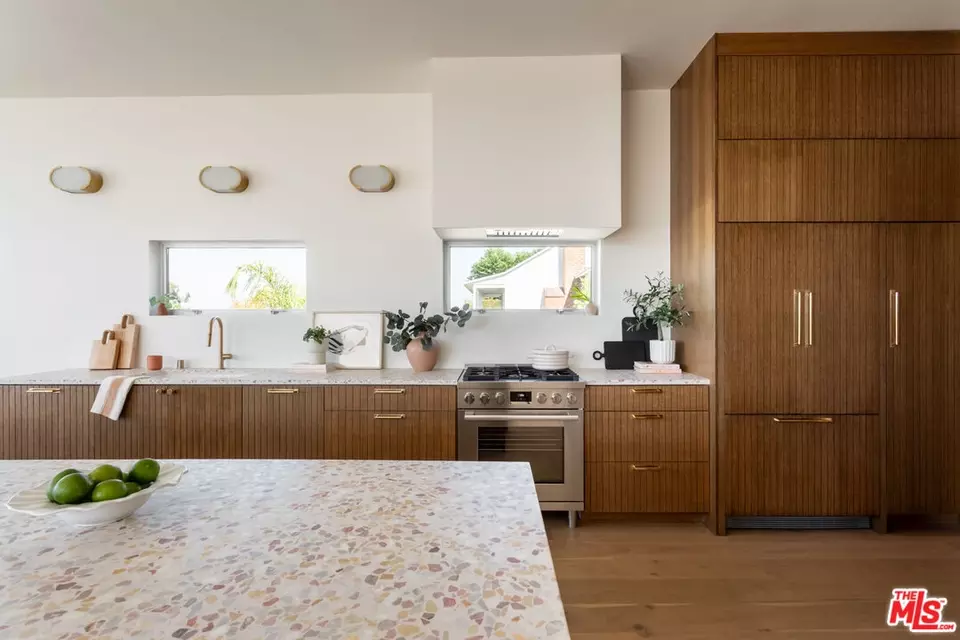 Kitchen - 3908 S Cloverdale Ave, Los Angeles, CA 90008 photo 5 of 11