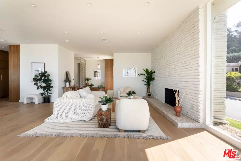 Living - 3908 S Cloverdale Ave, Los Angeles, CA 90008 photo 7 of 8