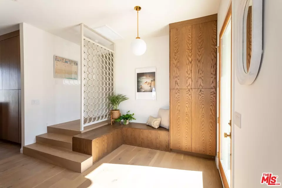 Entry Way - 3908 S Cloverdale Ave, Los Angeles, CA 90008 photo 2 of 6
