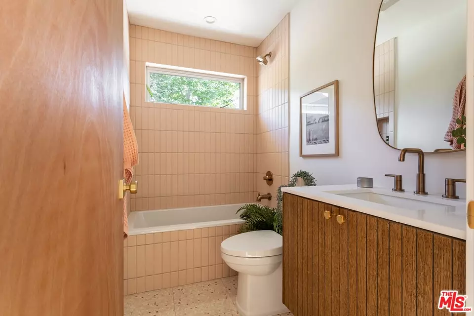 Bath - 3908 S Cloverdale Ave, Los Angeles, CA 90008 photo 4 of 4