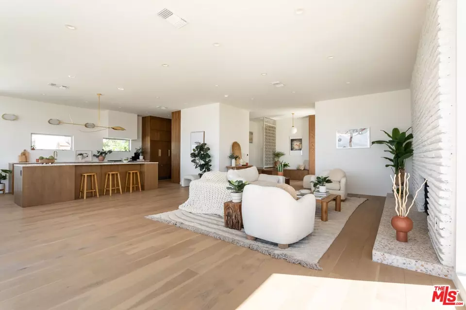 Living - 3908 S Cloverdale Ave, Los Angeles, CA 90008 photo 6 of 8