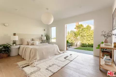Bedroom - 3908 S Cloverdale Ave, Los Angeles, CA 90008 photo 1 of 8