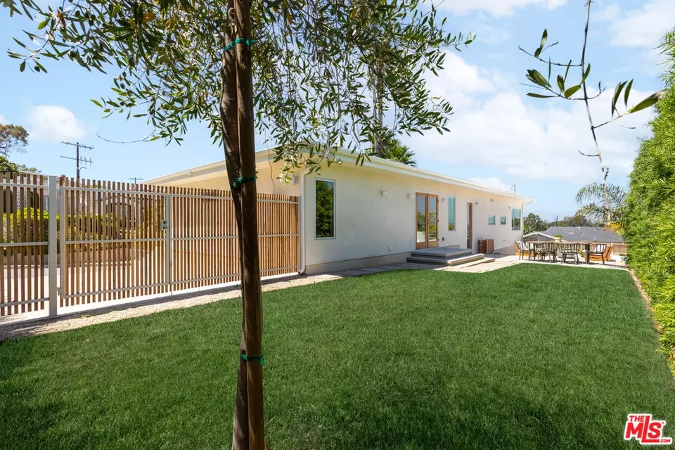 Exterior - 3908 S Cloverdale Ave, Los Angeles, CA 90008 photo 12 of 12