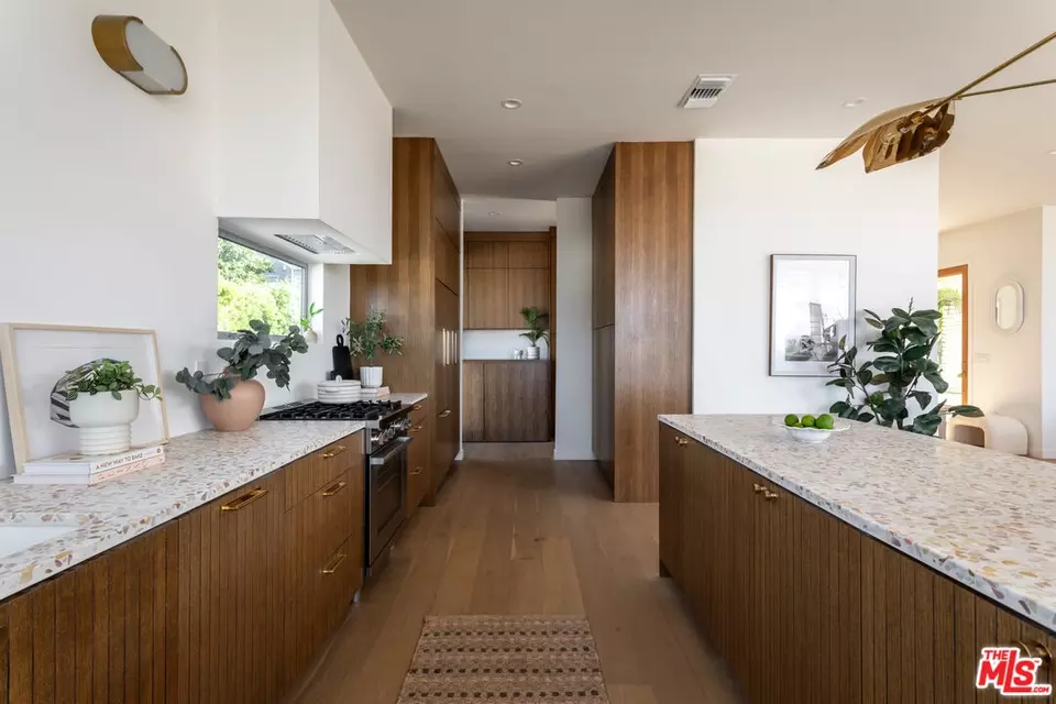 Kitchen - 3908 S Cloverdale Ave, Los Angeles, CA 90008 photo 10 of 11