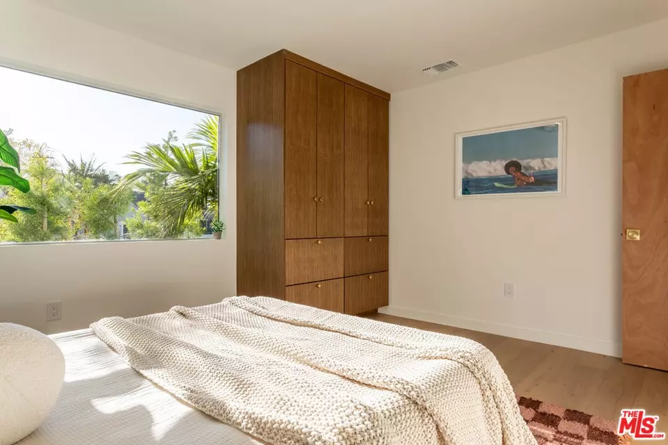 Bedroom - 3908 S Cloverdale Ave, Los Angeles, CA 90008 photo 6 of 8