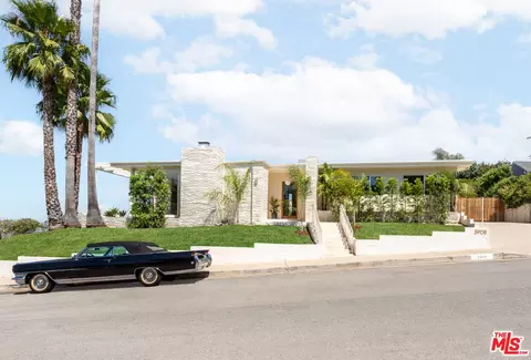 Exterior - 3908 S Cloverdale Ave, Los Angeles, CA 90008 photo 1 of 12