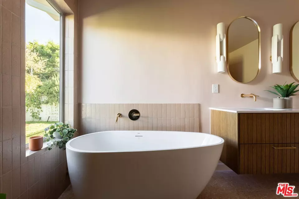 Bath - 3908 S Cloverdale Ave, Los Angeles, CA 90008 photo 3 of 4