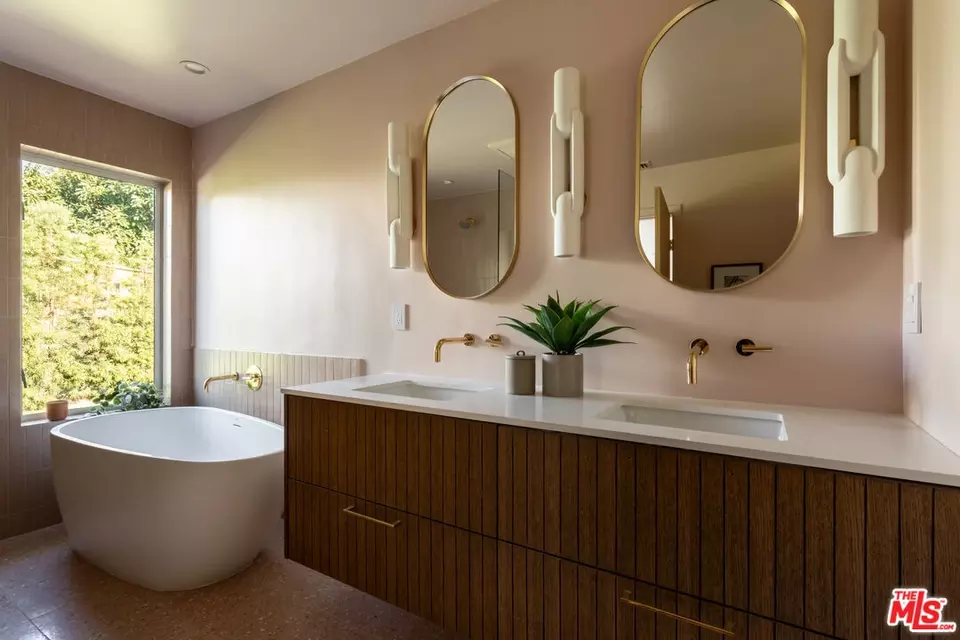 Bath - 3908 S Cloverdale Ave, Los Angeles, CA 90008 photo 1 of 4