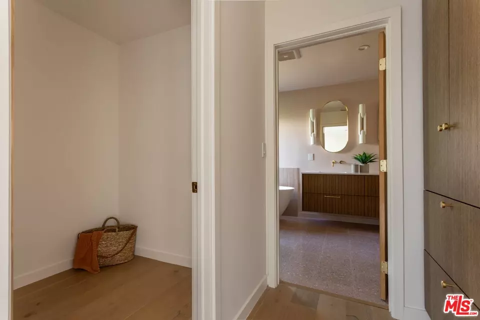 Entry Way - 3908 S Cloverdale Ave, Los Angeles, CA 90008 photo 6 of 6