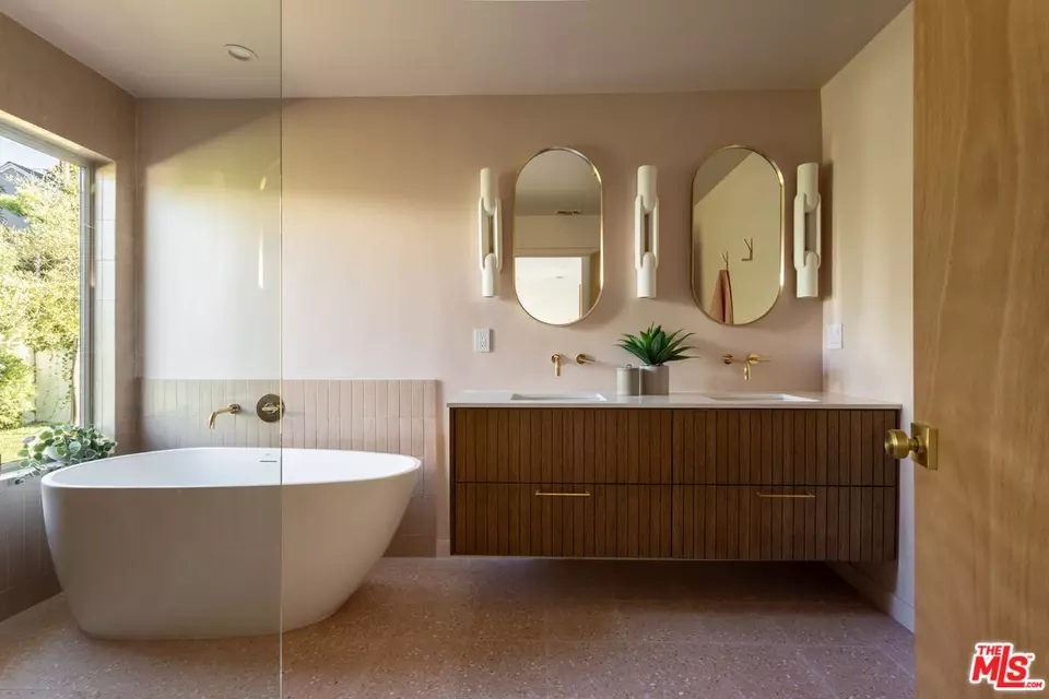 Bath - 3908 S Cloverdale Ave, Los Angeles, CA 90008 photo 2 of 4