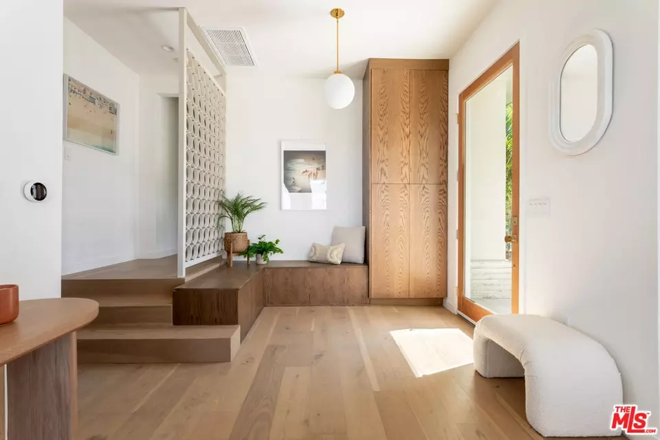 Entry Way - 3908 S Cloverdale Ave, Los Angeles, CA 90008 photo 3 of 6