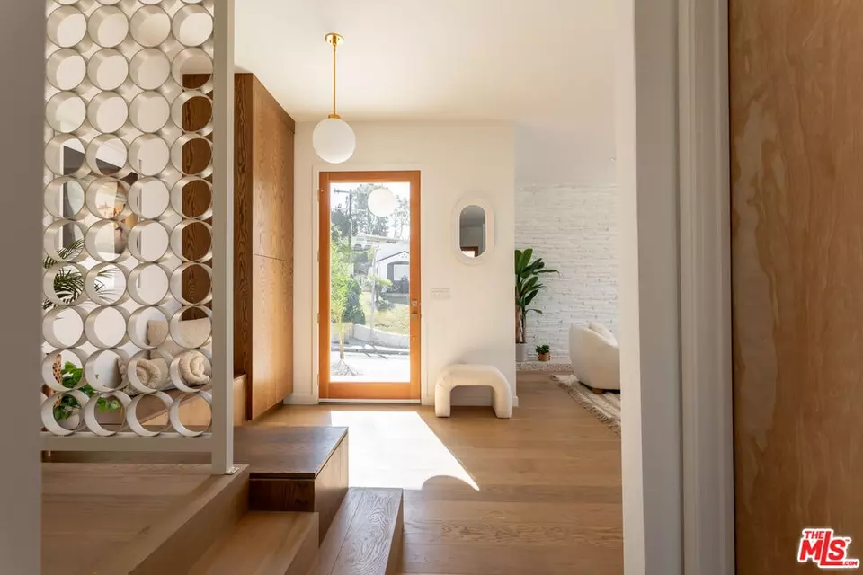 Entry Way - 3908 S Cloverdale Ave, Los Angeles, CA 90008 photo 4 of 6