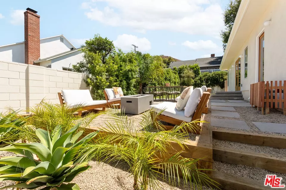 Exterior - 3908 S Cloverdale Ave, Los Angeles, CA 90008 photo 6 of 12