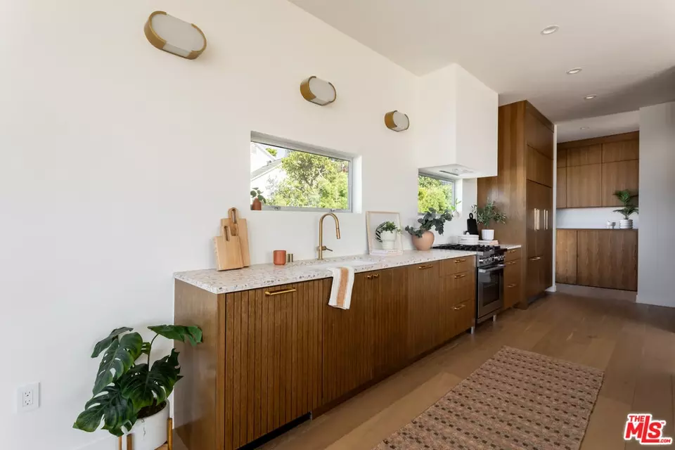 Kitchen - 3908 S Cloverdale Ave, Los Angeles, CA 90008 photo 8 of 11